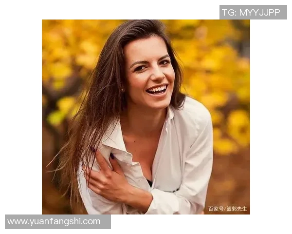 足球明星与美女裁判的精彩瞬间揭示了赛场内外的魅力与竞争