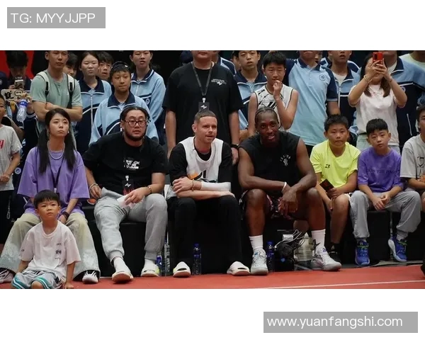 篮球明星惊喜现身视频引发热议球迷欢呼声不断精彩瞬间回顾